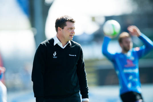 Jens Gustafsson, tränare, Halmstad. Inkast