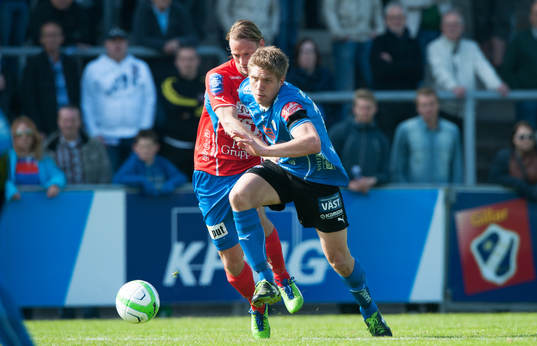 Mikael Boman, Halmstad, jagas av Patrik Bojent, Öster