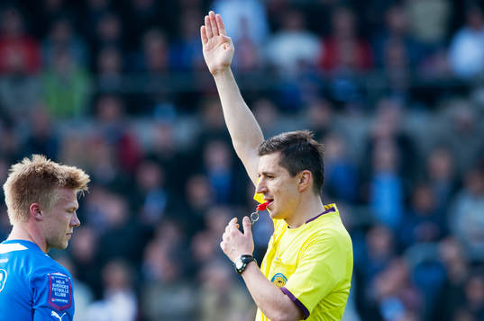 Bojan Pandzic, domare och Andreas Landgren, Halmstad