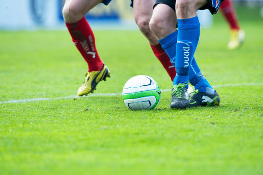 Fot, fötter, boll, gräsmatta, fotbollsstrumpor