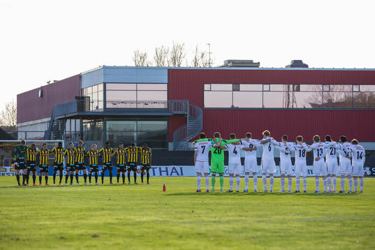 Tyst minut innan matchen för Ivan Turina
