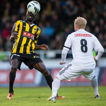 Dioh Williams, Häcken fokuserar på bollen med Hampus