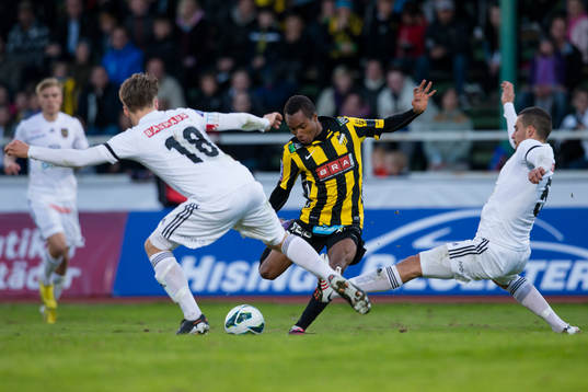 Nasiru Mohammed, Häcken skjuter mot täckande Jacob Une