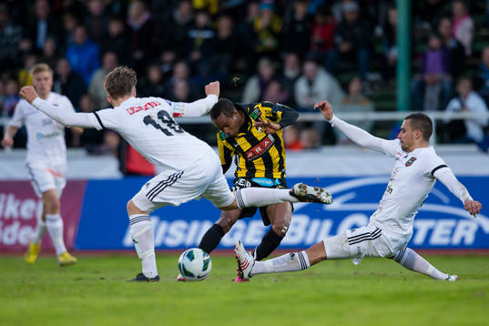 Nasiru Mohammed, Häcken skjuter mot täckande Jacob Une