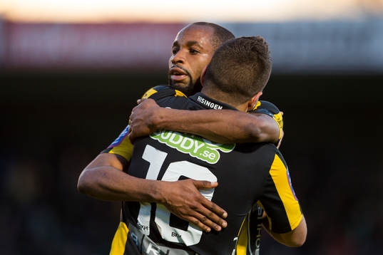 Rene Makondele kramar om matchvinnaren Moestafa El Kabir