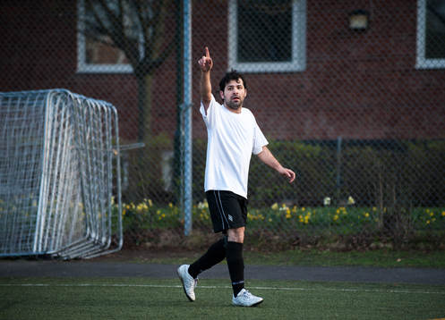En spelare från korplaget Handikappbadets FC jublar