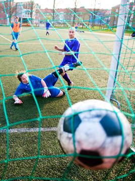 En spelare från korplaget FC Bollmongos  gör mål på
