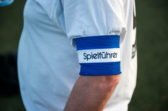 En spelare i korplaget Handikappbadets FC har