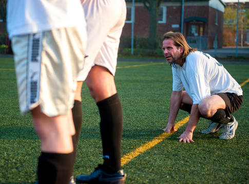 En spelare i korplaget Handikappbadets FC ser på när