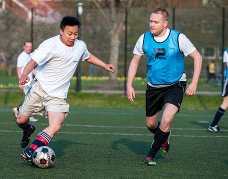 En spelare från korplaget Handikappbadets FC försöker