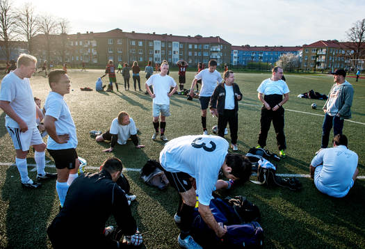 Spelarna i korplaget Handikappbadets FC laddar upp