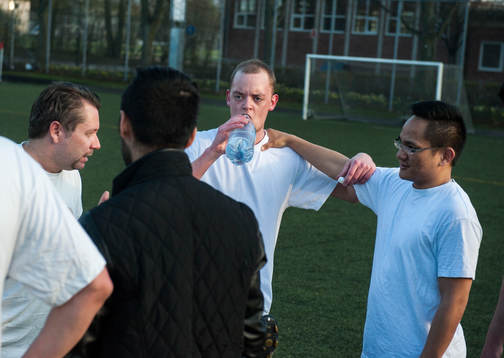 En spelare i korplaget Handikappbadets FC dricker vatten i