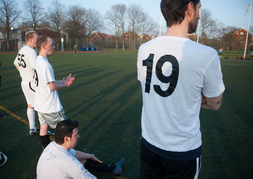 Spelarna i korplaget Handikappbadets FC ser på när
