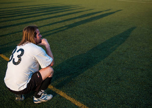 En spelare i korplaget Handikappbadets FC ser på när