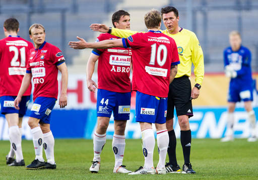 David Leinar och Oskar Wallén, Örgryte, diskuterar med