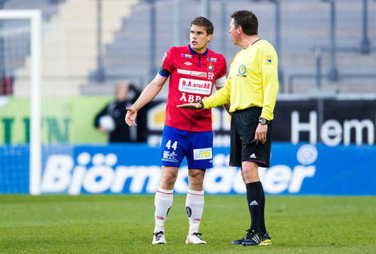 David Leinar, Örgryte, diskuterar med domaren