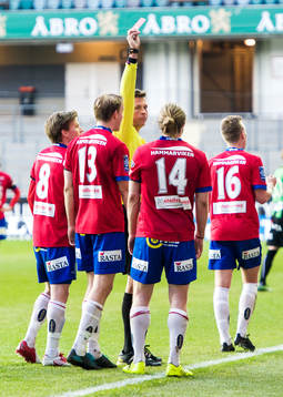 Domare Antti Kanerva, Olofstorp, ger rött kort till Emil