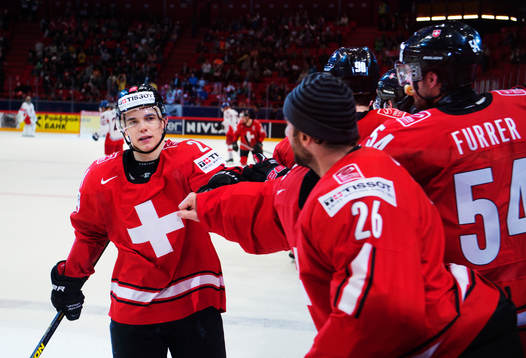 Schweiz Reto Suri (v) gratuleras till sitt 5-2-mål i