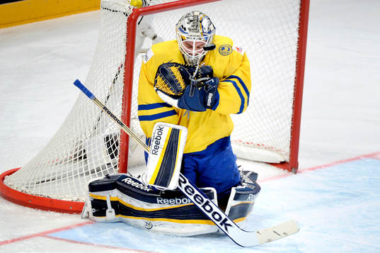Sveriges målvakt Jhonas Enroth räddar ett skott i matchen