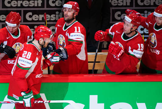 Vitrysslands Konstantin Koltsov gratuleras
