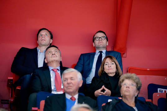 Prins Daniel ser på matchen mellan Sverige och Vitryssland