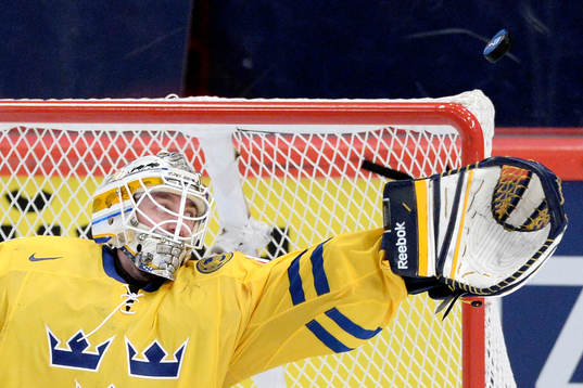 Sveriges målvakt Jhonas Enroth sträcker sig