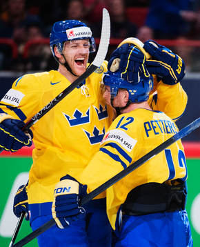 Sveriges Henrik Tallinder och Fredrik Pettersson jublar