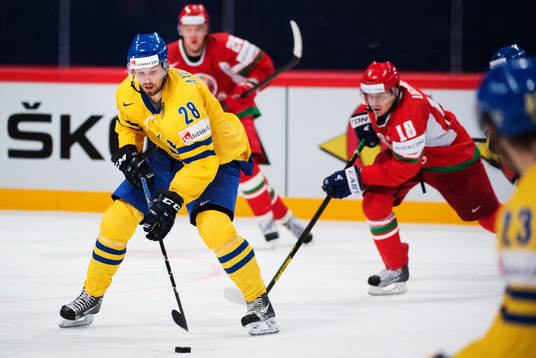 Sveriges Dick Axelsson kontrollerar pucken i matchen mellan