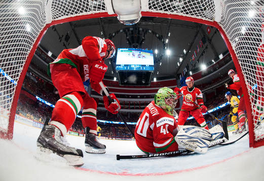 Vitrysslands Pavel Chernaok och målvakten Dmitri Milchakov