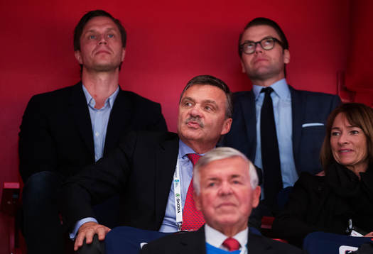 René Fasel, ordförande IIHF, sitter framför prins Daniel