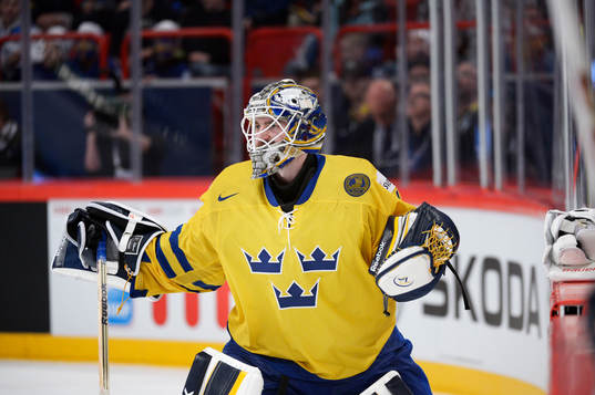 Sveriges Jhonas Enroth gestikulerar när han blir utbytt i