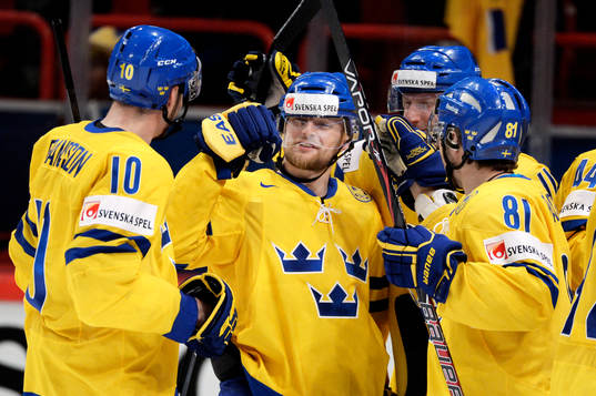 Sveriges Fredrik Pettersson kramas om