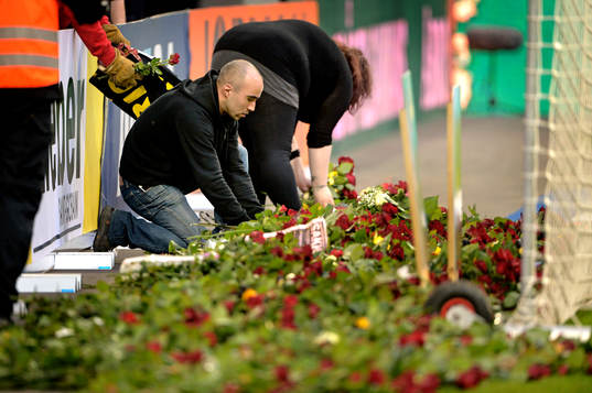 Rosor till minne av Ivan Turina, AIKs hastigt avlidne
