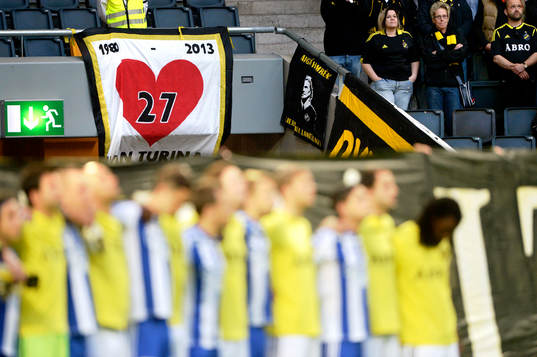 AIK och IFK Göteborg ställer upp på planen i bakgrunden