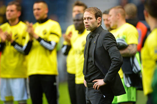 Andreas Alm, tränare AIK, bär svart sorgeband på armen