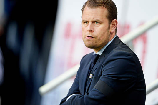 Andreas Alm, tränare AIK, bär svart sorgeband på armen