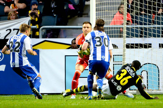 Henok Goitom, AIK faller framför John Alvbåge, målvakt,
