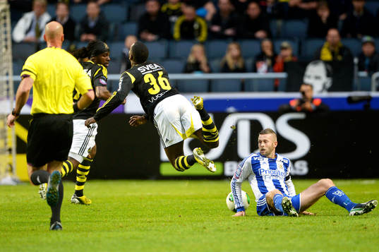 Kjetil Waehler, IFK Göteborg, fäller Henok Goitom, AIK