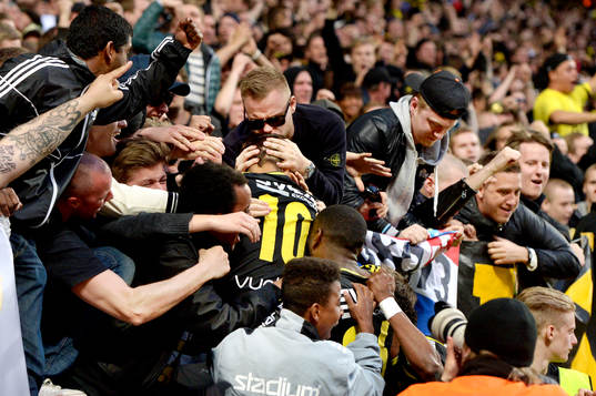 En supporter kysser Celso Borges, AIK på huvudet