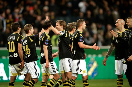 AIK spelarna firar segern