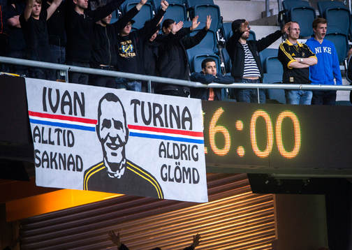 Spelat stannade upp med en lång applåd i
