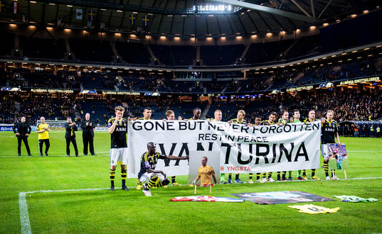 Ivan Turina hyllas av sina lagkamrater