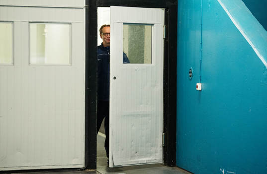 Förbundskapten Pär Mårts skojar med de väntande