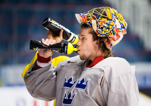 Målvakten Jacob Markström dricker vatten