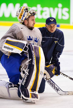 Jhonas Enroth och Stefan Ladhe, målvaktstränare, på