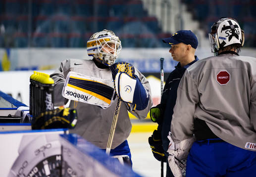 Jhonas Enroth och Stefan Ladhe, målvaktstränare, på