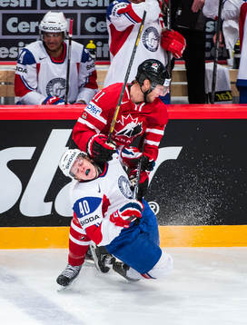 Norges Lars Volden trycks ned av Kanadas Jordan Staal