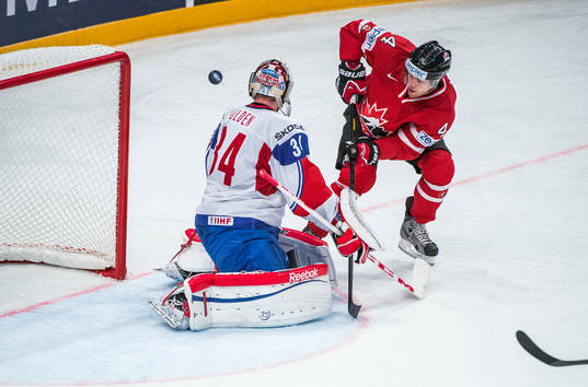 Taylor Hall, Kanada utmanar Lars Volden, målvakt Norge