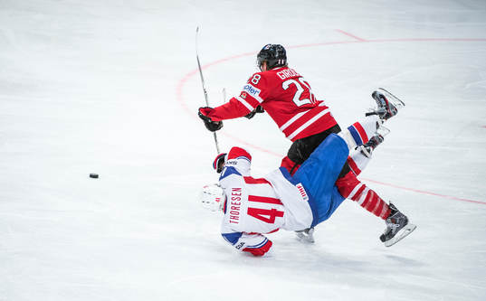 Kanadas Claude Giroux tacklar Patrick Thoresen, Norge