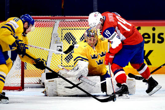 Sveriges Johan Fransson och Jacob Markström, målvakt, ser